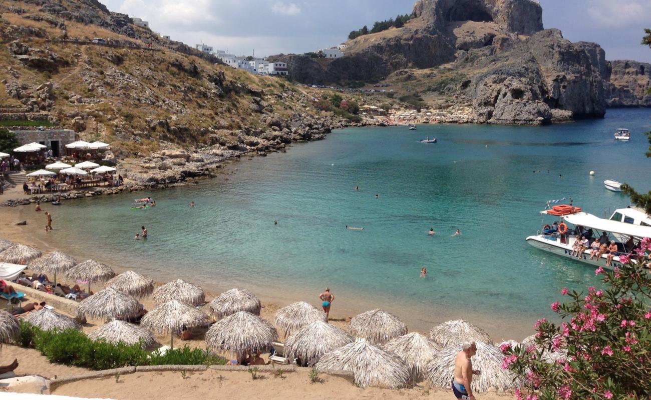 Photo de Plage de St Paul's Bay avec sable brillant et rochers de surface