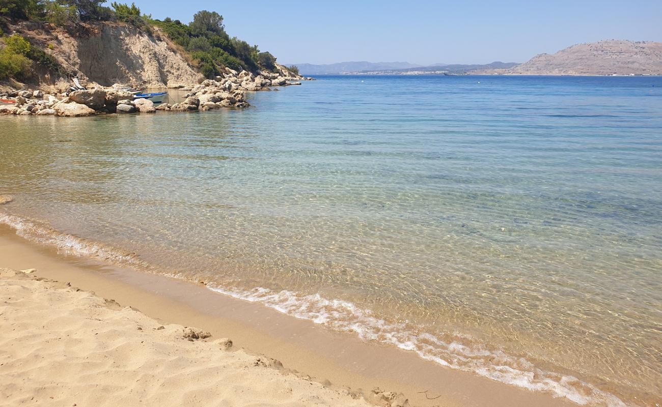 Photo de Plage de Kavos avec sable lumineux de surface