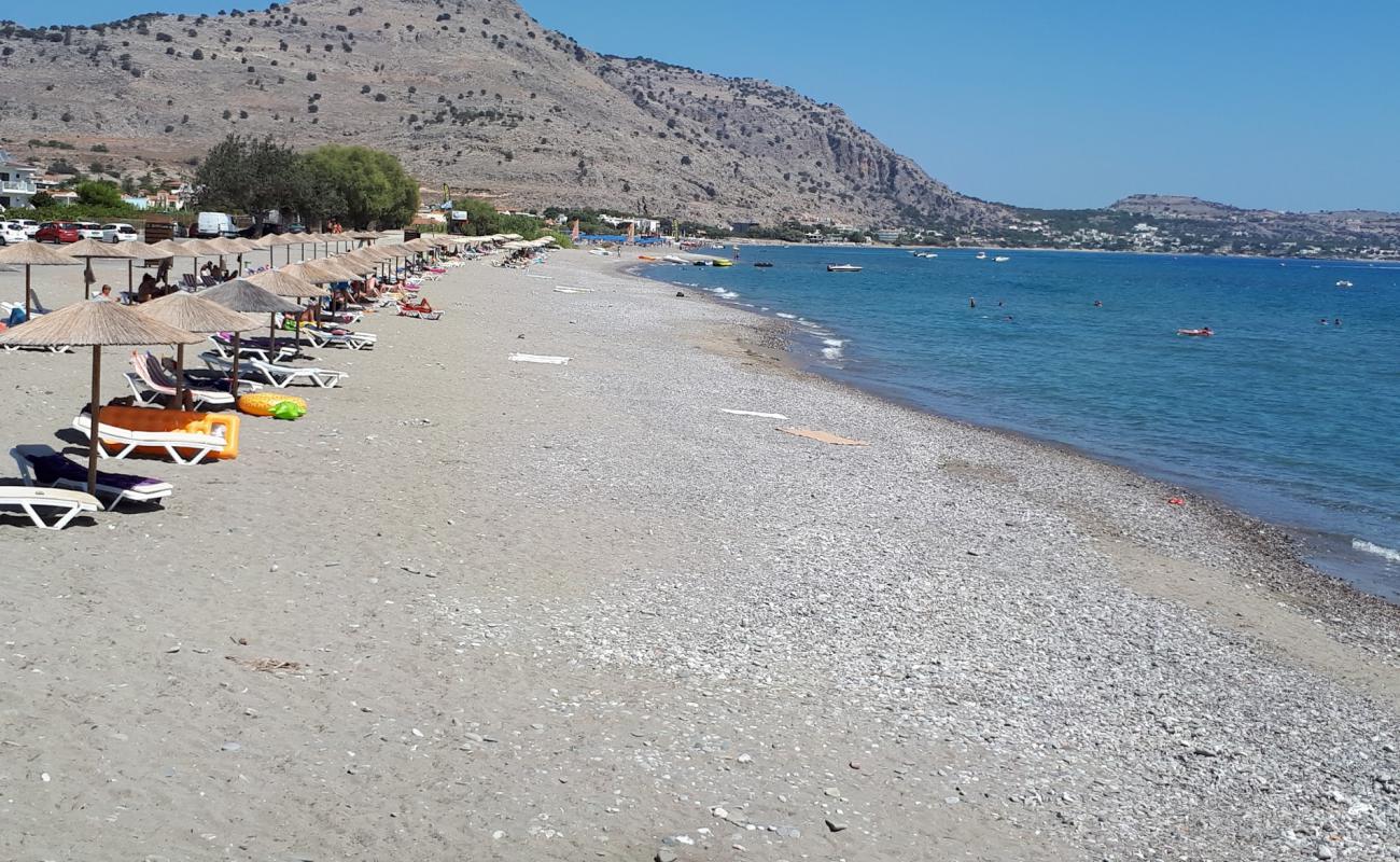 Photo de Public beach avec sable clair avec caillou de surface