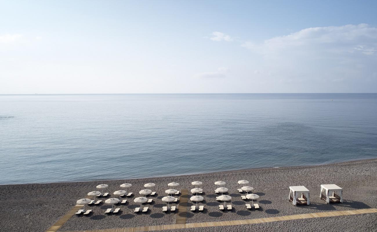 Photo de Plage de South Castle avec petits galets beige de surface