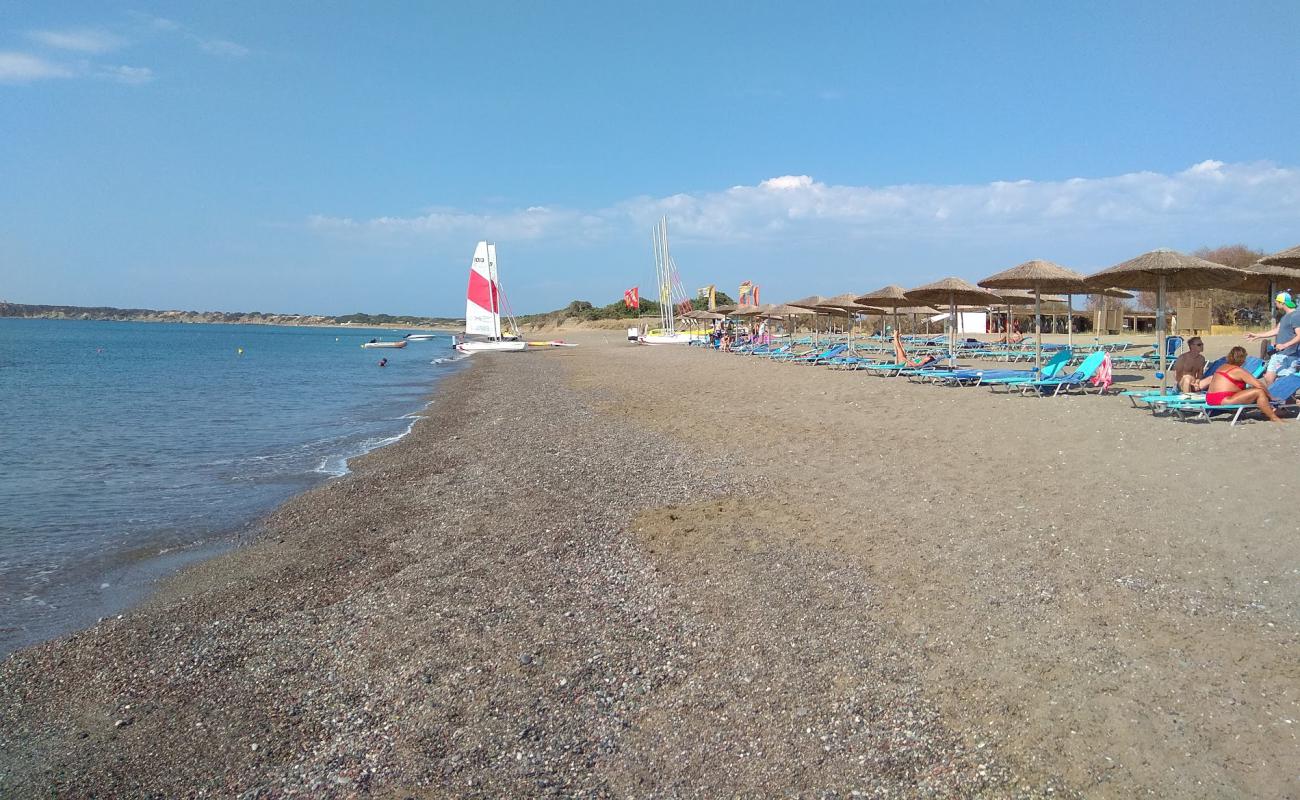 Photo de Paralia Plimmiriou avec sable noir & galets de surface