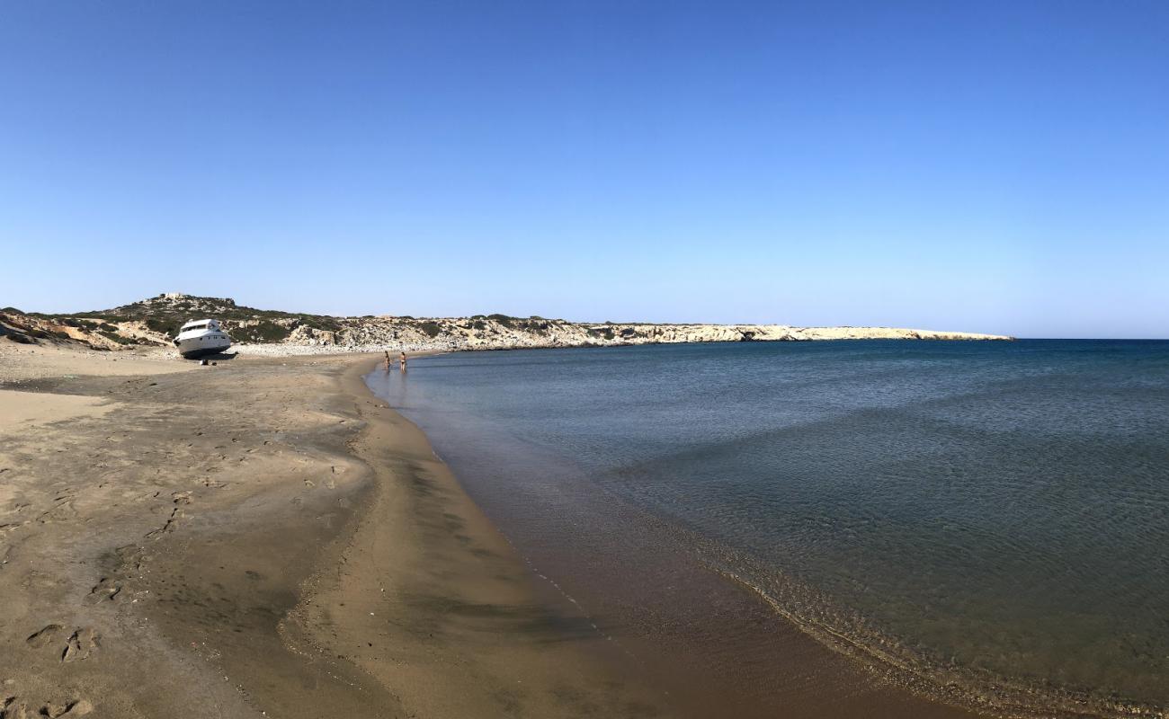 Photo de Agios Georgios Beach II avec sable noir & galets de surface