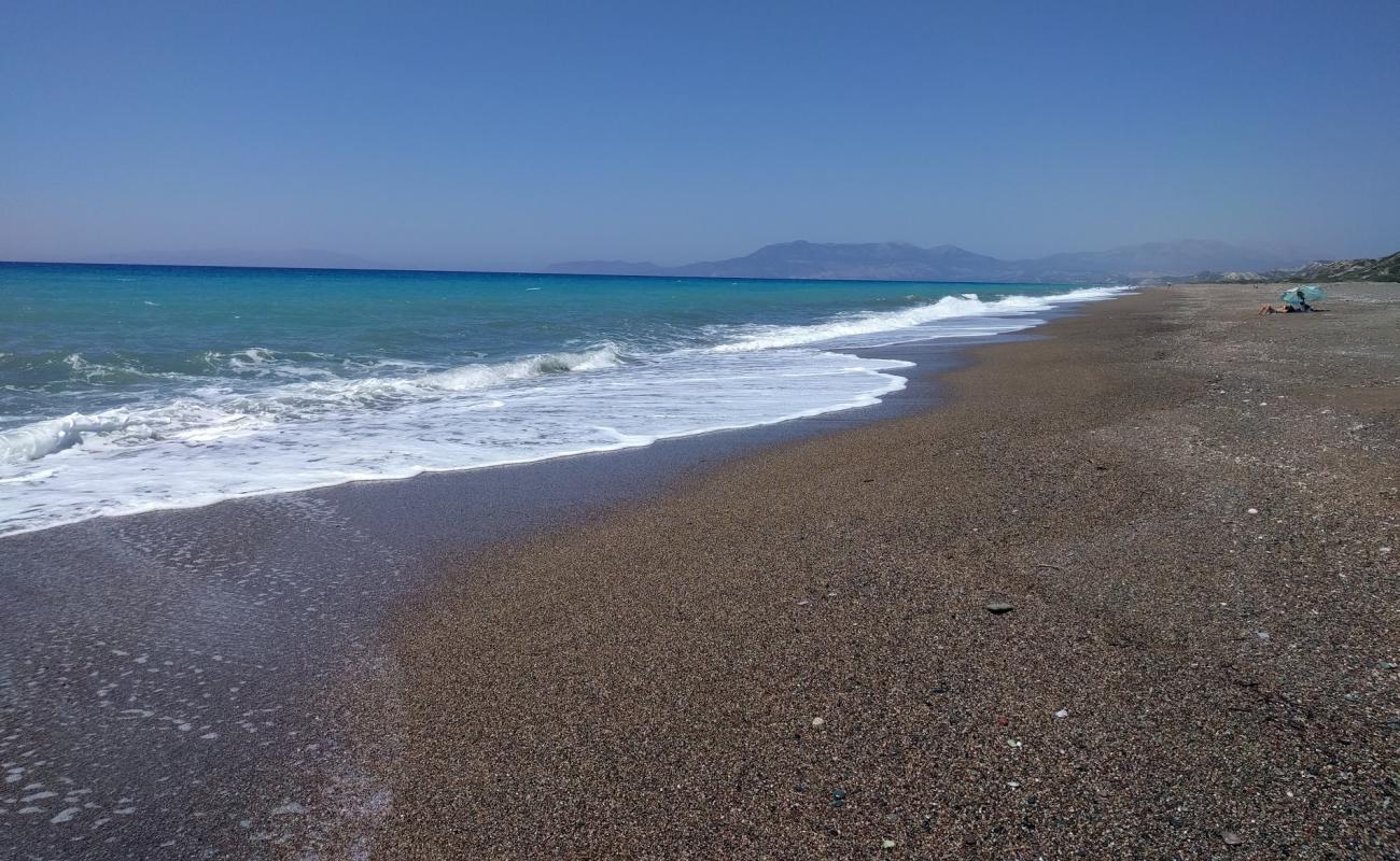 Photo de Wild beach avec sable noir & galets de surface