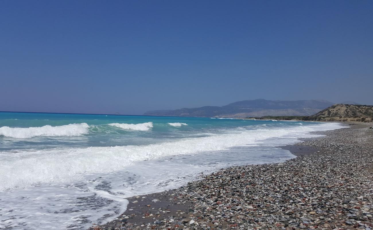 Photo de Kouloura Beach avec sable noir & galets de surface