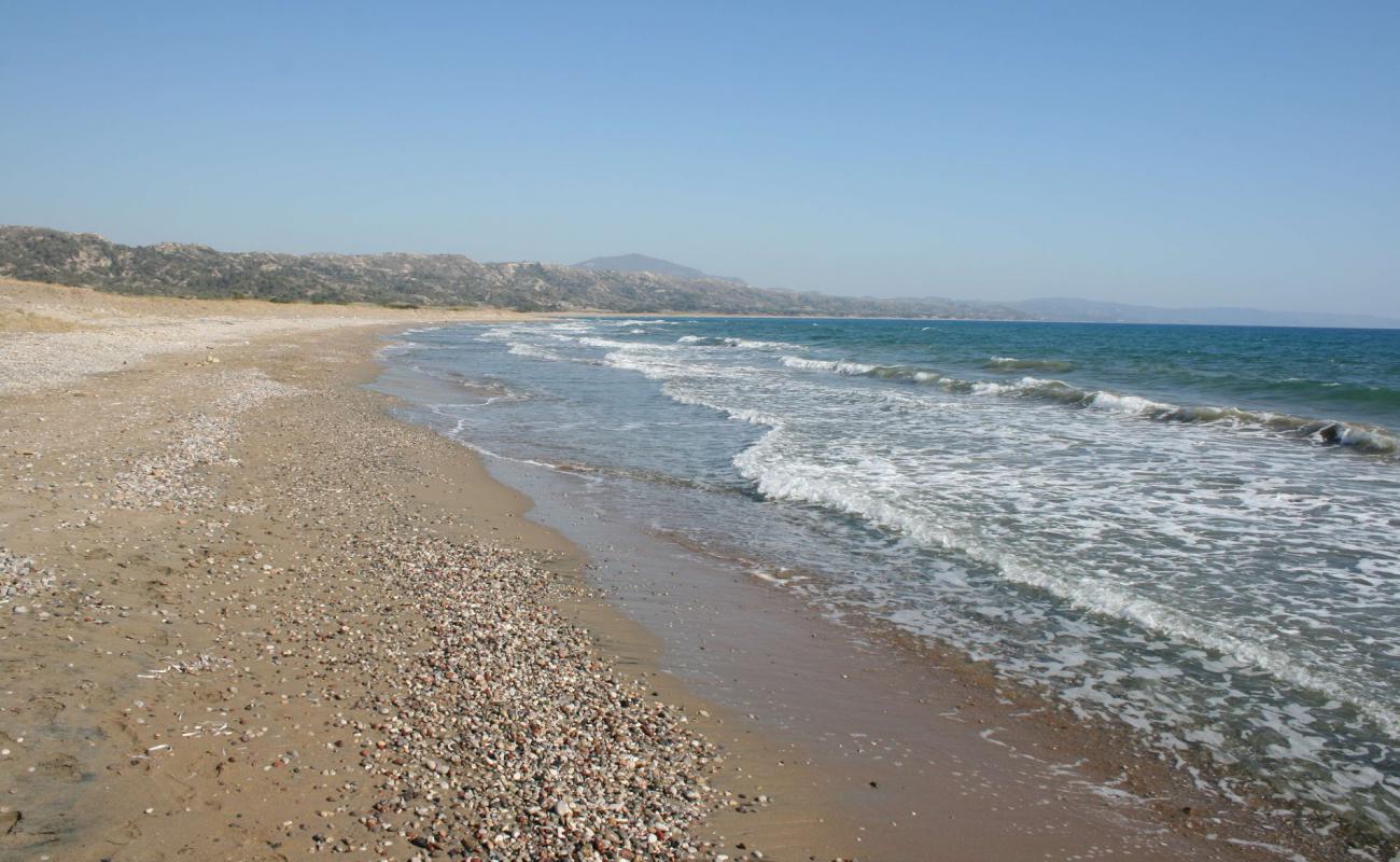 Photo de Paralia Apolakia avec sable noir avec caillou de surface