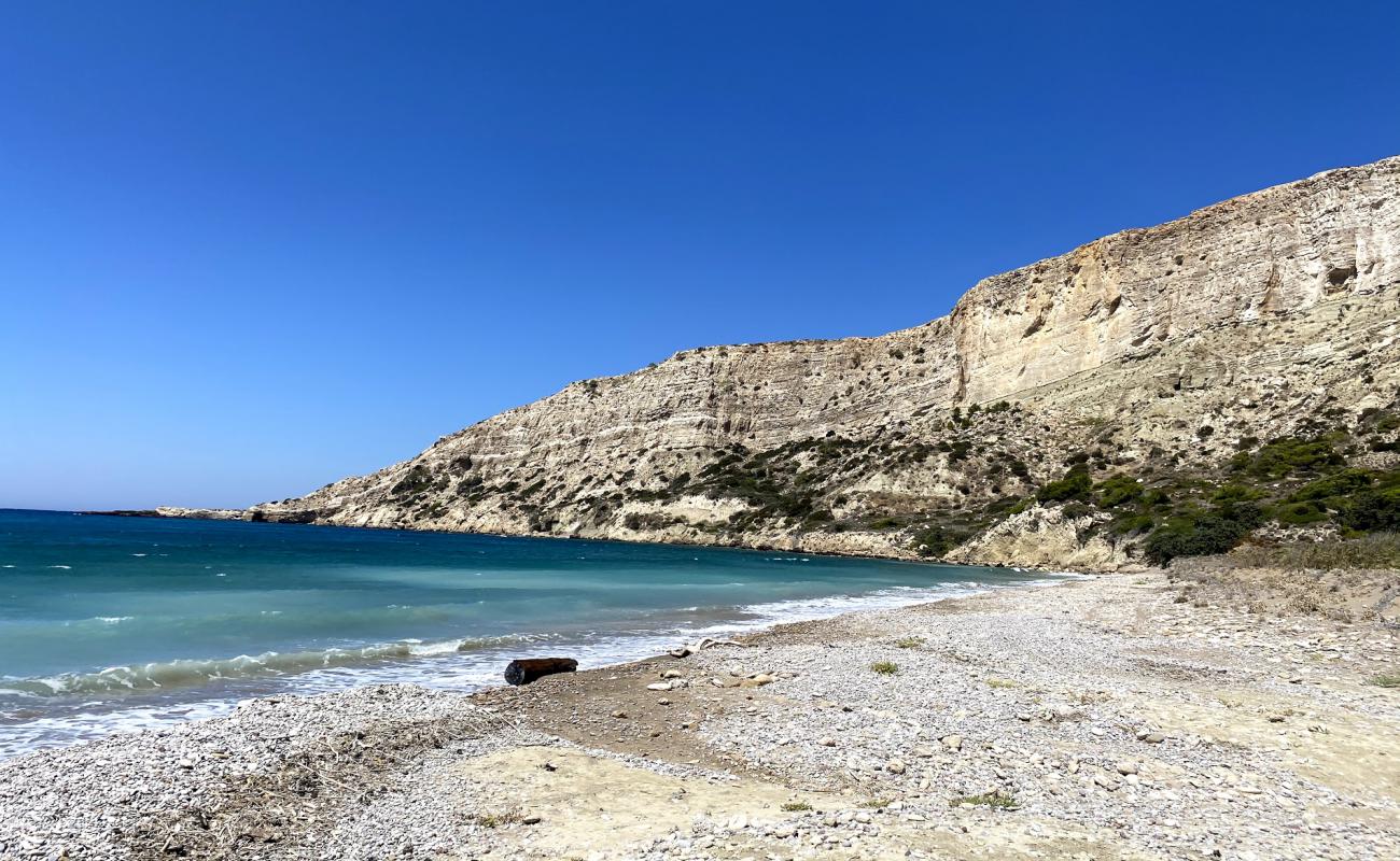 Photo de Paralia Apolakia II avec sable noir avec caillou de surface