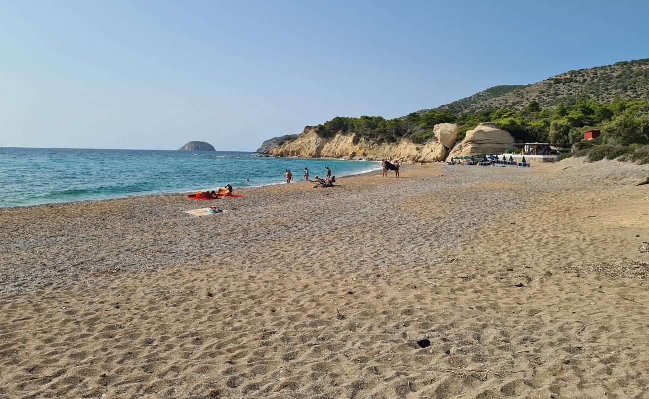 Photo de Fourni Beach avec sable noir avec caillou de surface