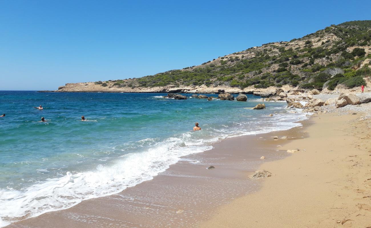 Photo de Alyki Beach avec sable noir avec caillou de surface