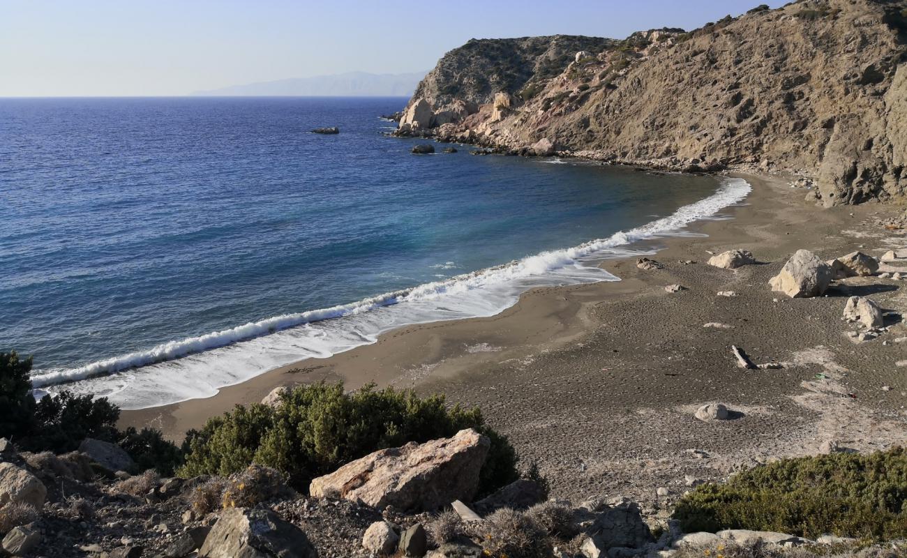 Photo de Atavyros Beach avec sable gris & galets de surface