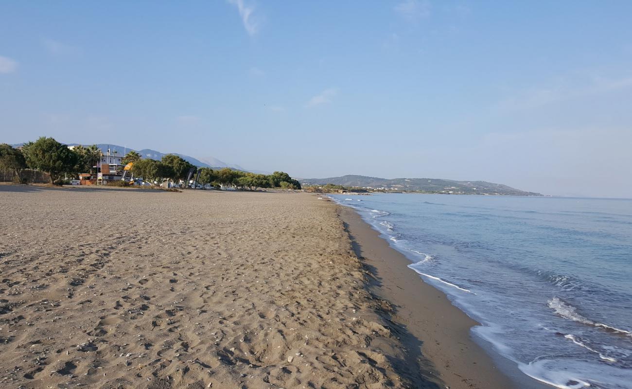 Photo de Paralia Fanes avec sable brun de surface