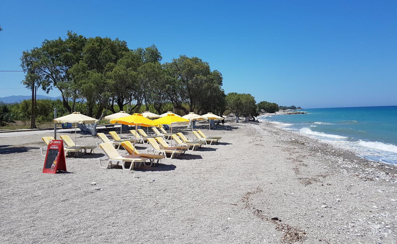 Photo de Soroni Beach avec sable gris avec caillou de surface