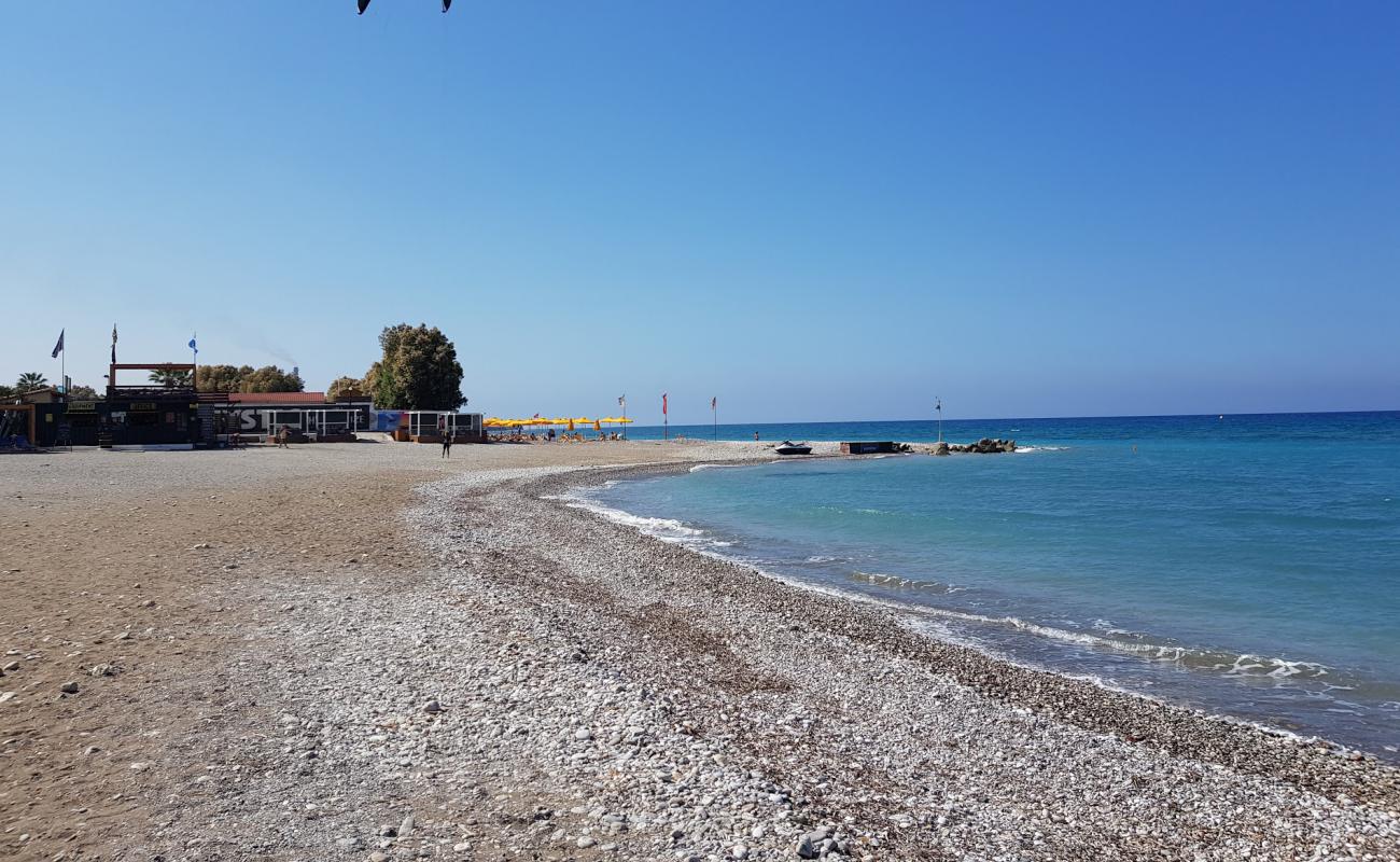 Photo de Paralia Tholos II avec sable clair avec caillou de surface