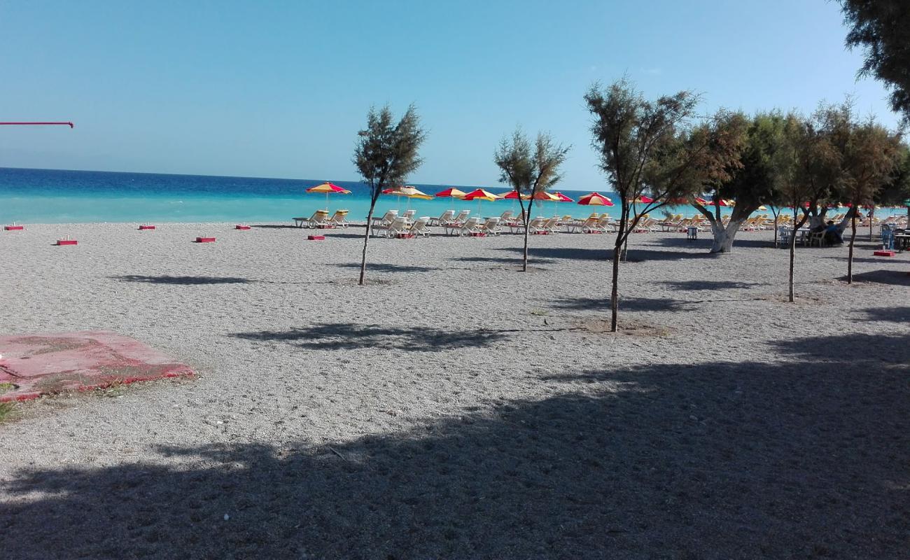 Photo de Paralia Kremasti II avec sable beige & galets de surface