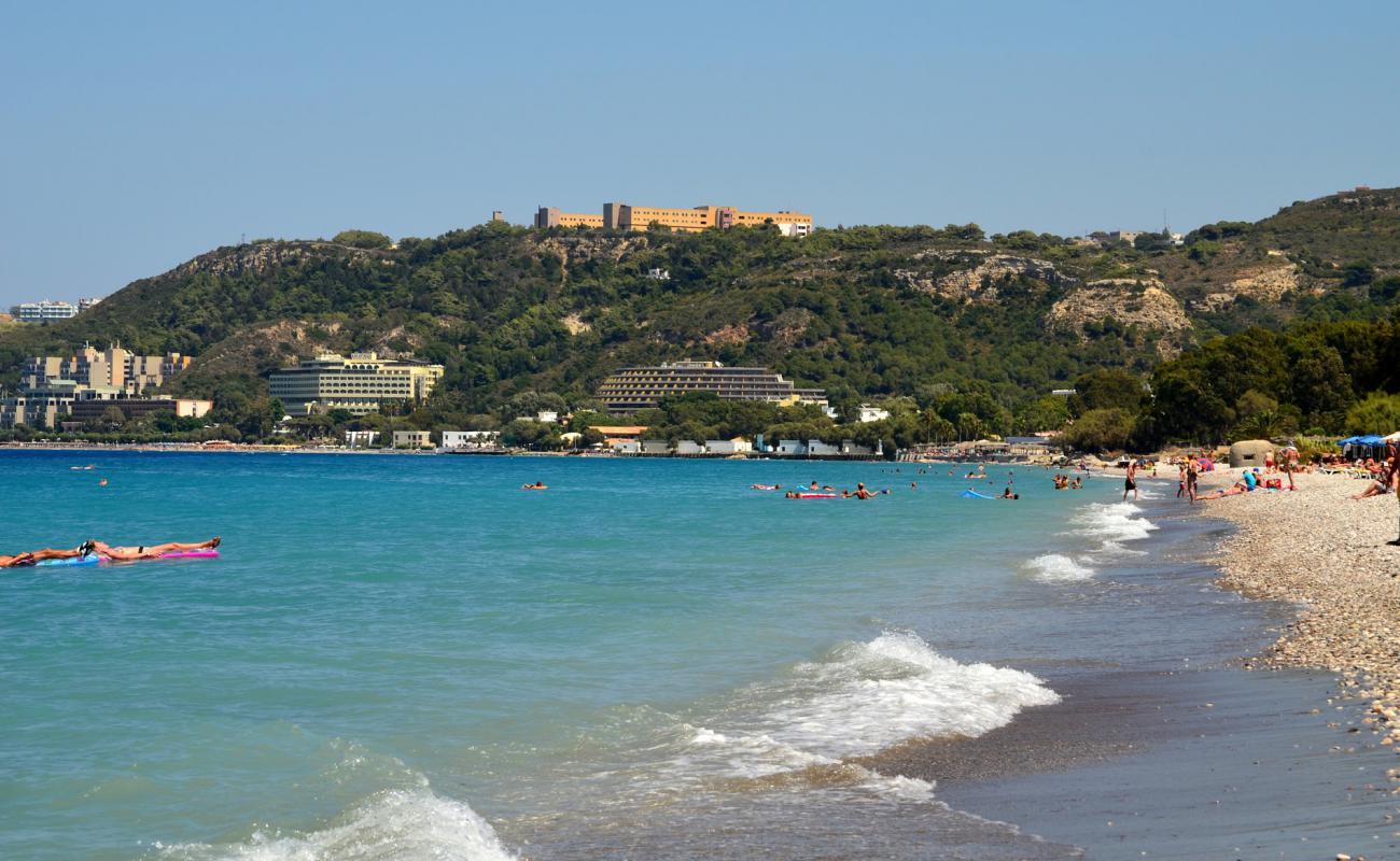 Photo de Ialysos Bay Beach avec sable clair avec caillou de surface