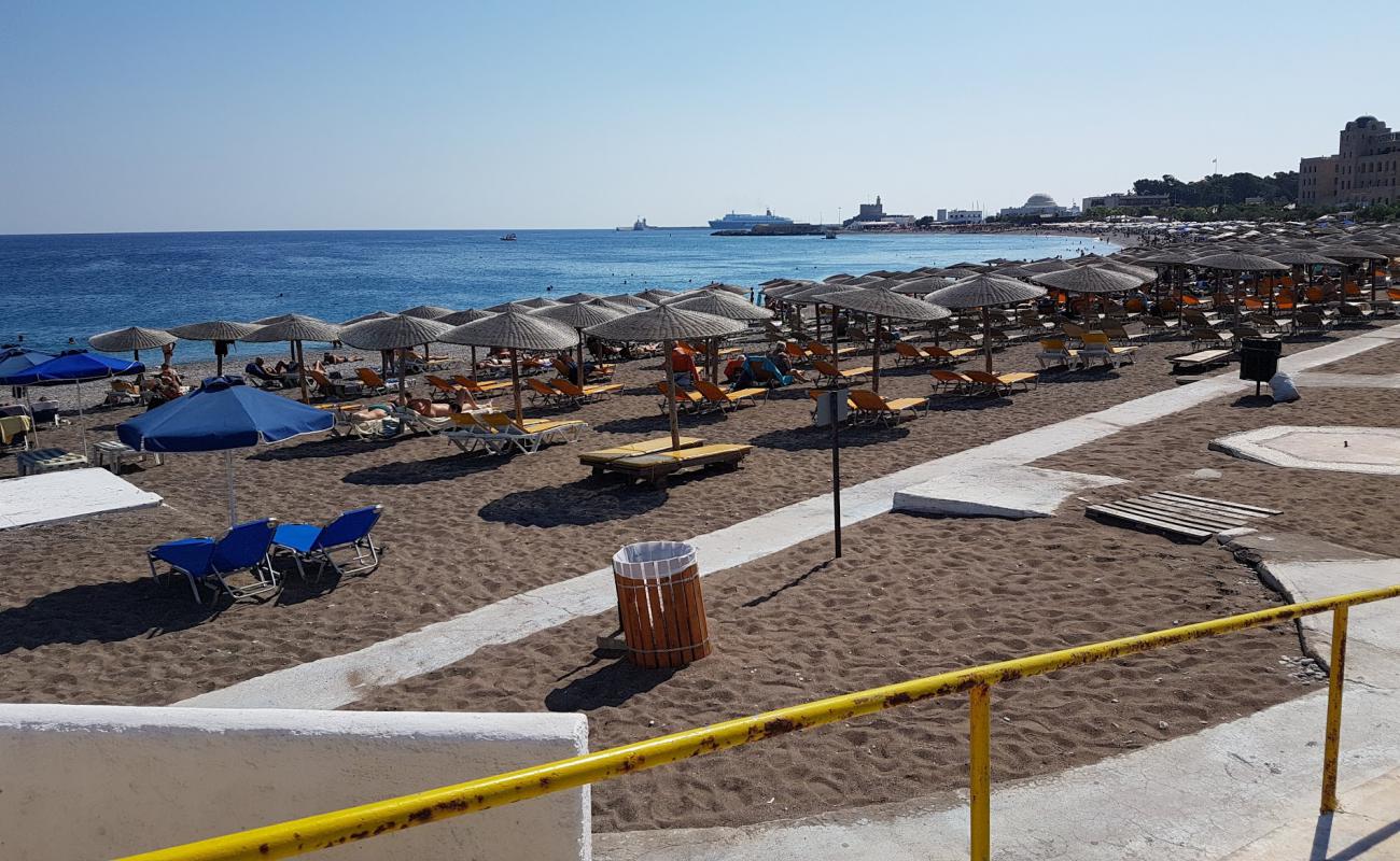 Photo de Elli beach avec sable noir avec caillou de surface