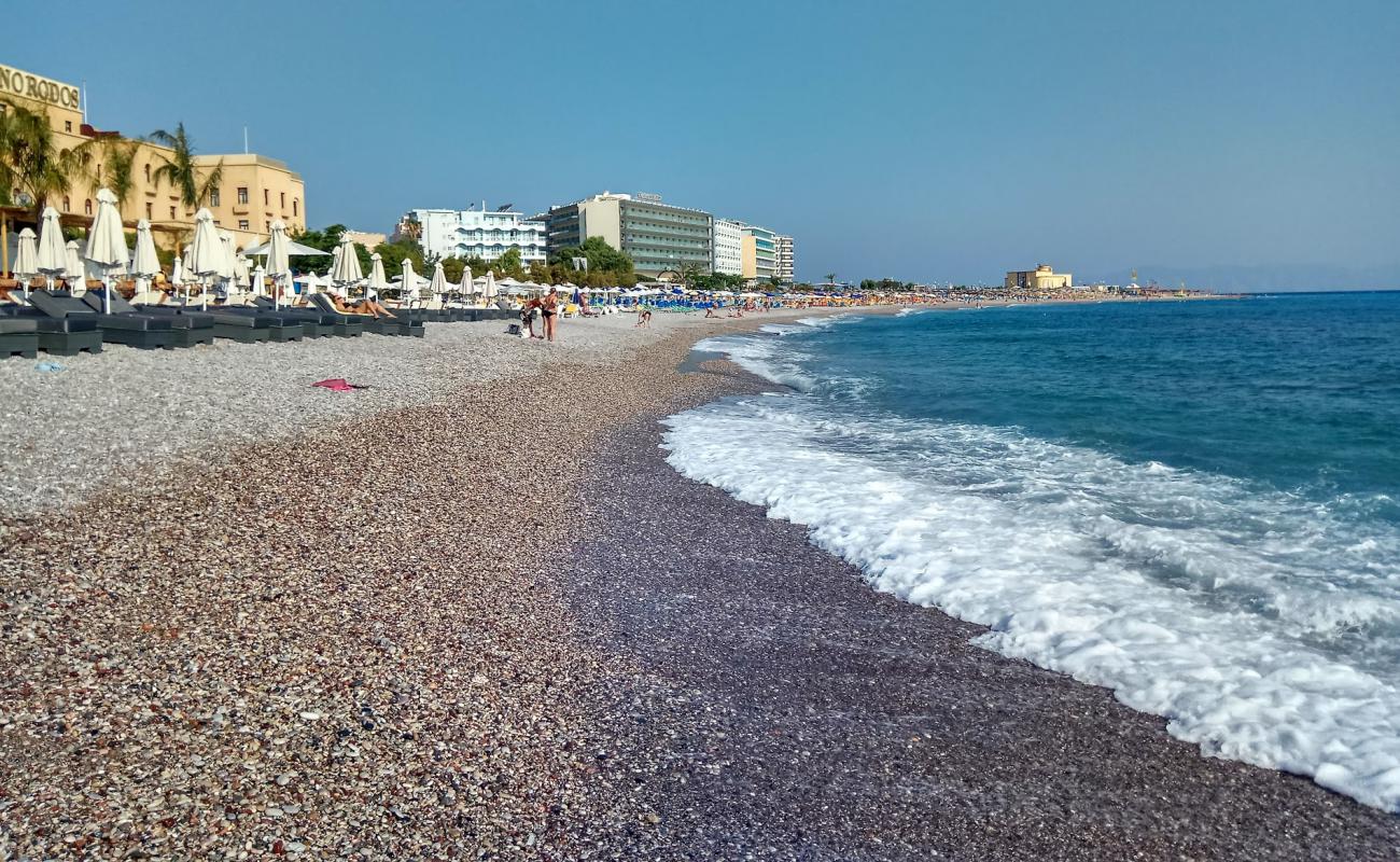 Photo de Plage Elli II avec sable noir avec caillou de surface