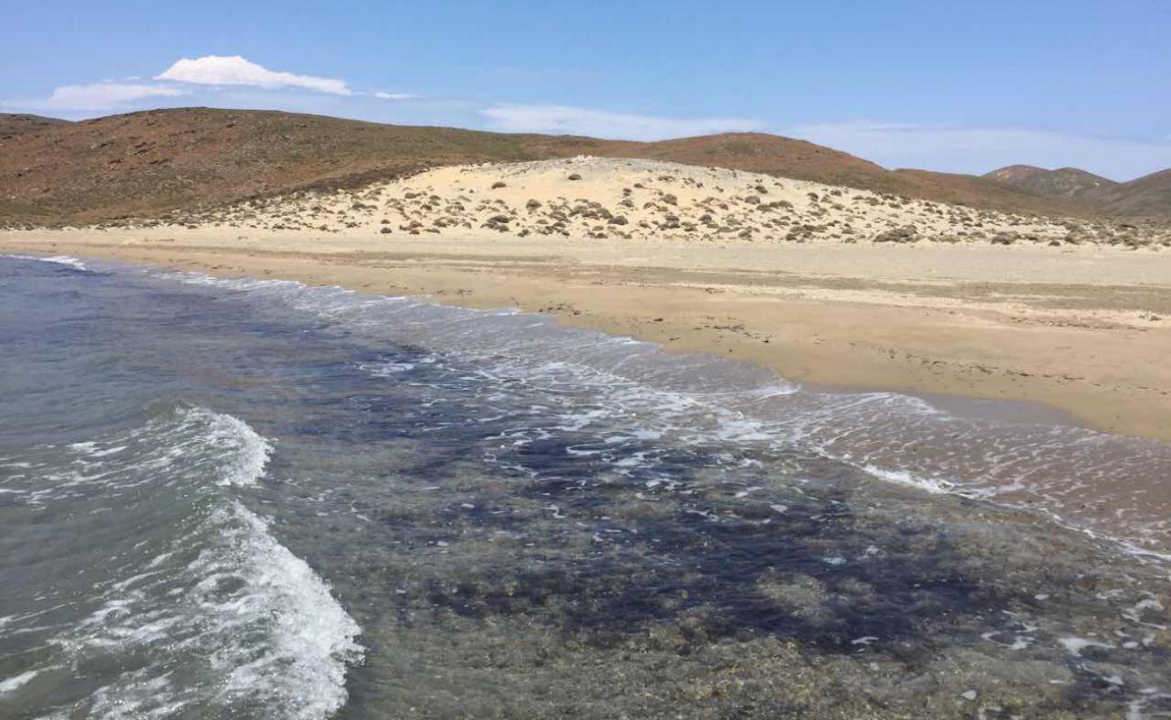 Photo de Psili Ammos avec sable brun de surface