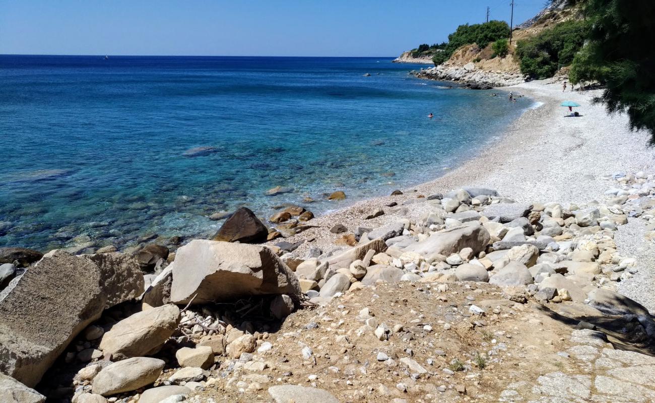 Photo de Tsoukalas beach avec terrain rocheux de surface