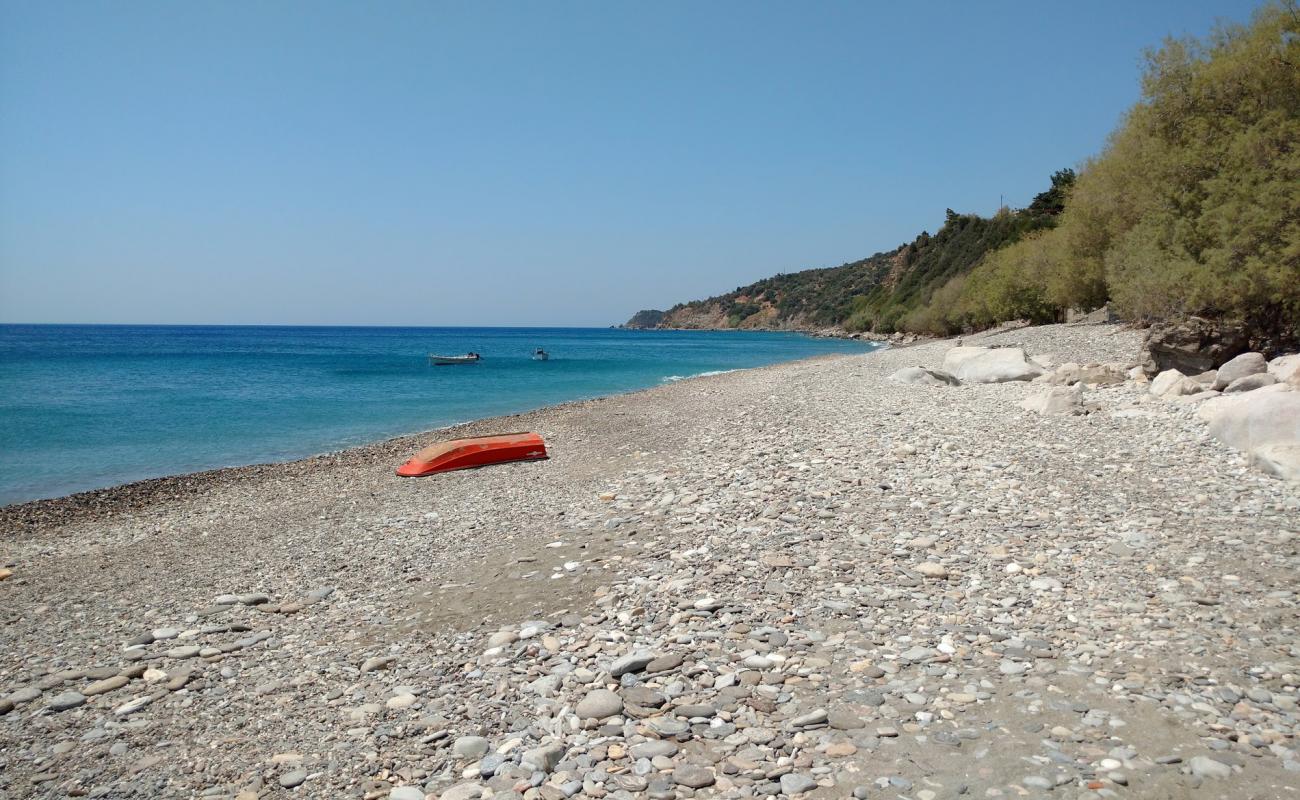 Photo de Xilosirtis beach avec galets beige de surface