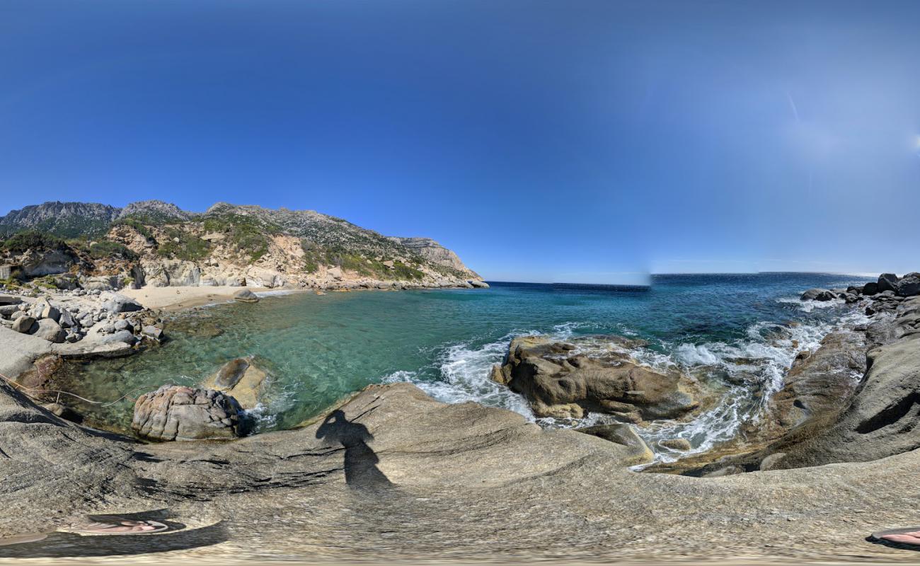 Photo de Magganitis beach avec sable beige & galets de surface