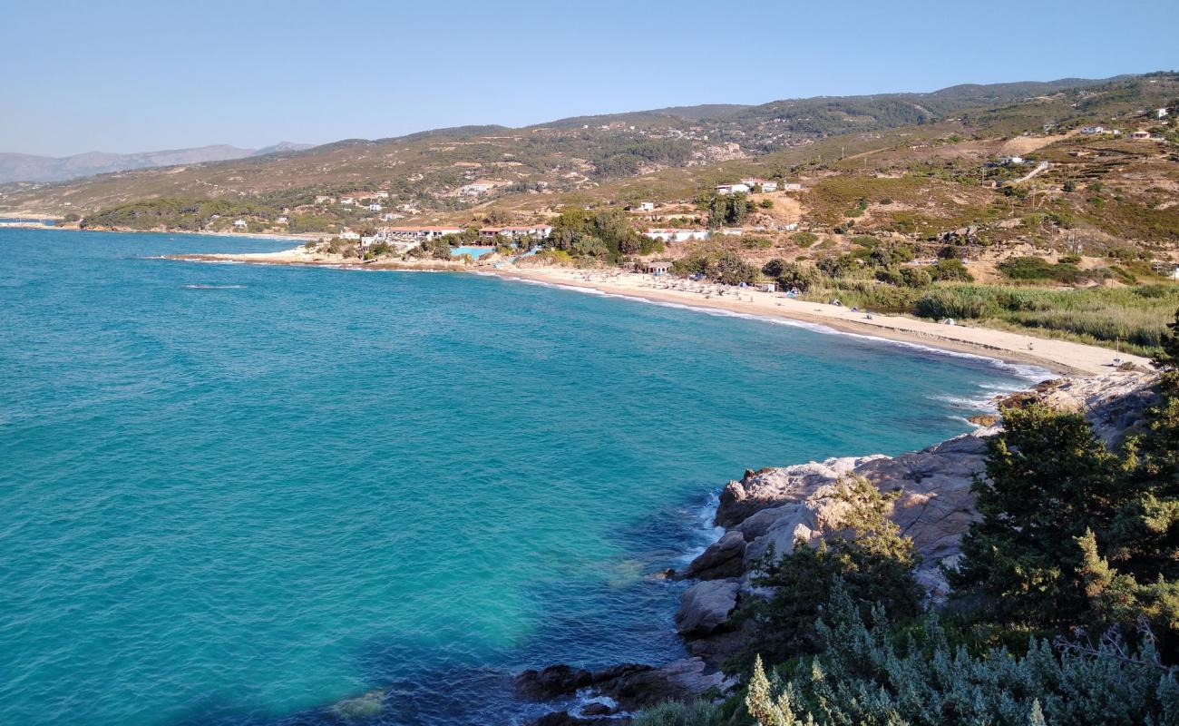 Photo de Paralia Armenistis avec sable beige de surface