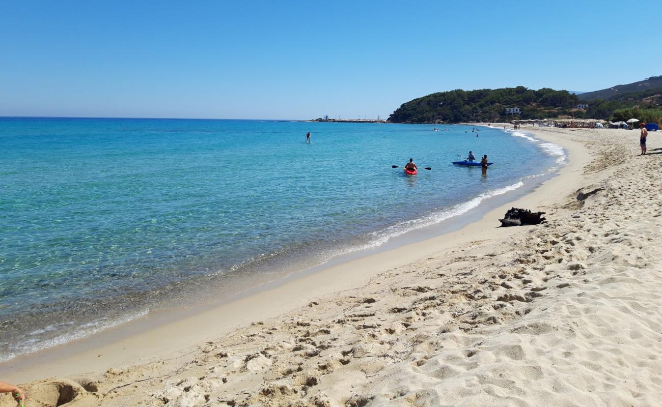 Photo de Plage de Mesakti avec sable beige fin de surface