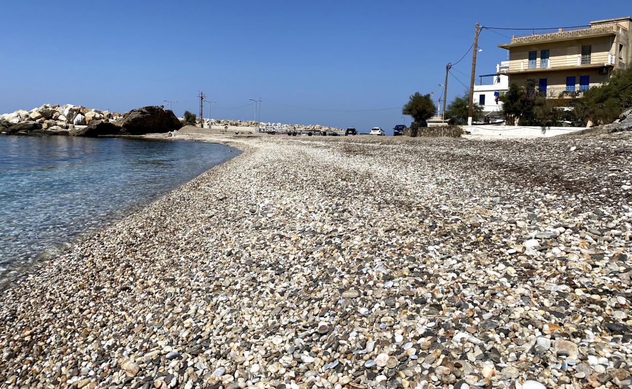 Photo de Karavostamo beach avec galets beige de surface