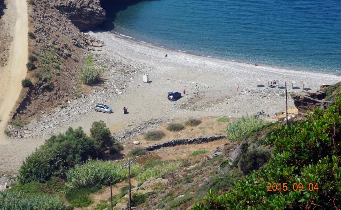 Photo de Aris beach avec galets gris de surface