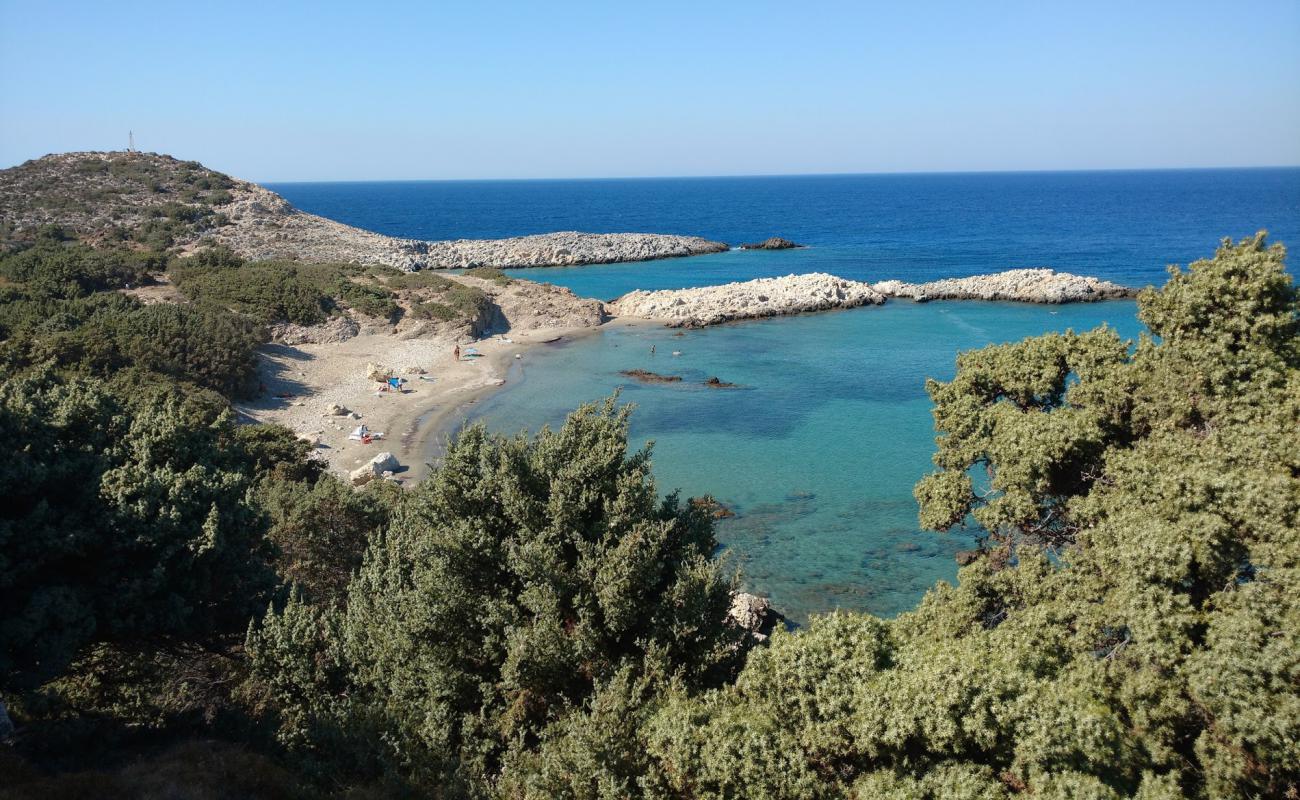 Photo de Agios Georgios avec sable brun de surface