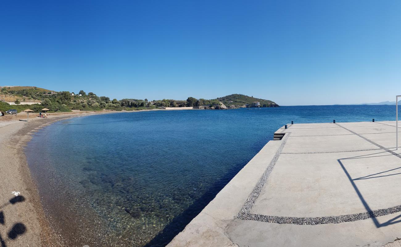 Photo de Fokia beach avec sable brun de surface