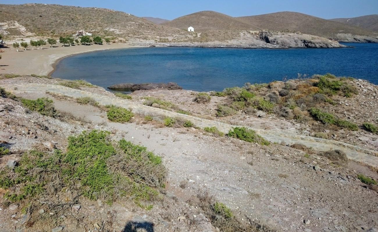 Photo de Psara beach avec sable brun de surface