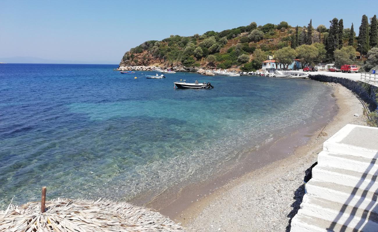 Photo de Agios Paraskevi avec sable noir avec caillou de surface