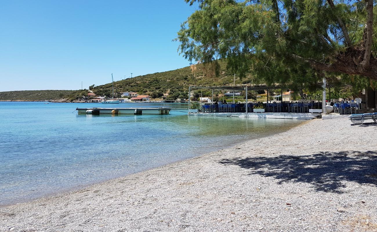 Photo de Port of Posidonio avec petits galets beige de surface