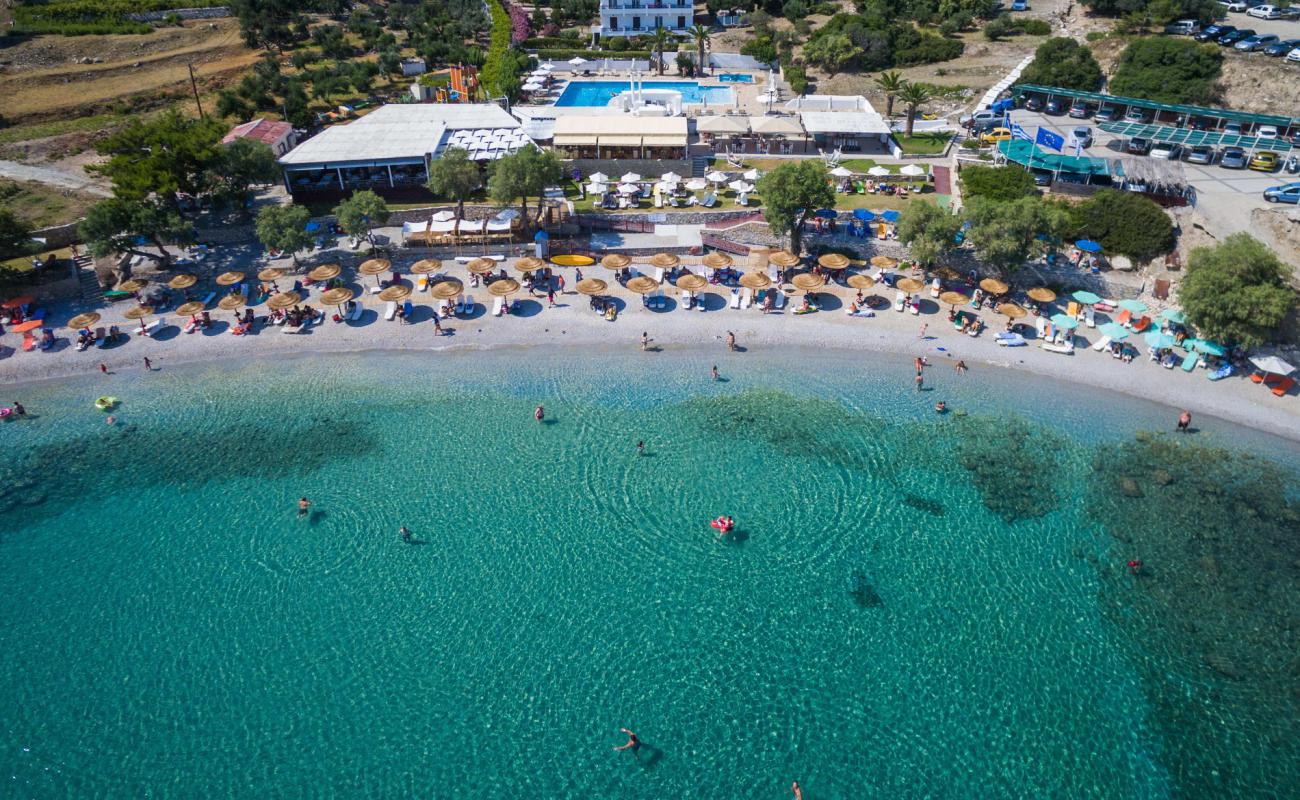 Photo de Paralia Glikoriza avec sable clair avec caillou de surface