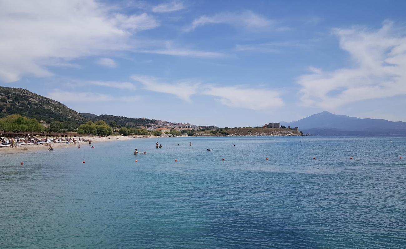 Photo de Paralia Pithagorio avec sable clair avec caillou de surface