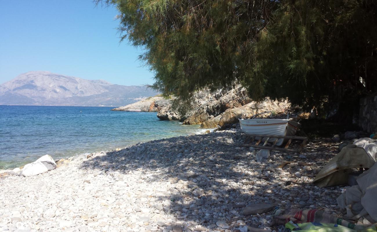 Photo de Kyrgianni beach avec galets beige de surface