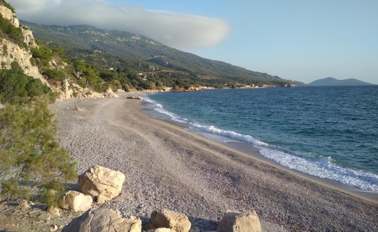 Photo de Perri beach Samos avec sable beige & galets de surface