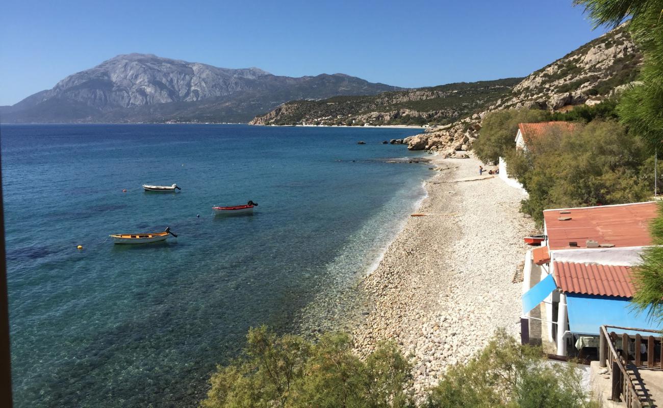 Photo de Pefkos beach avec galets beige de surface