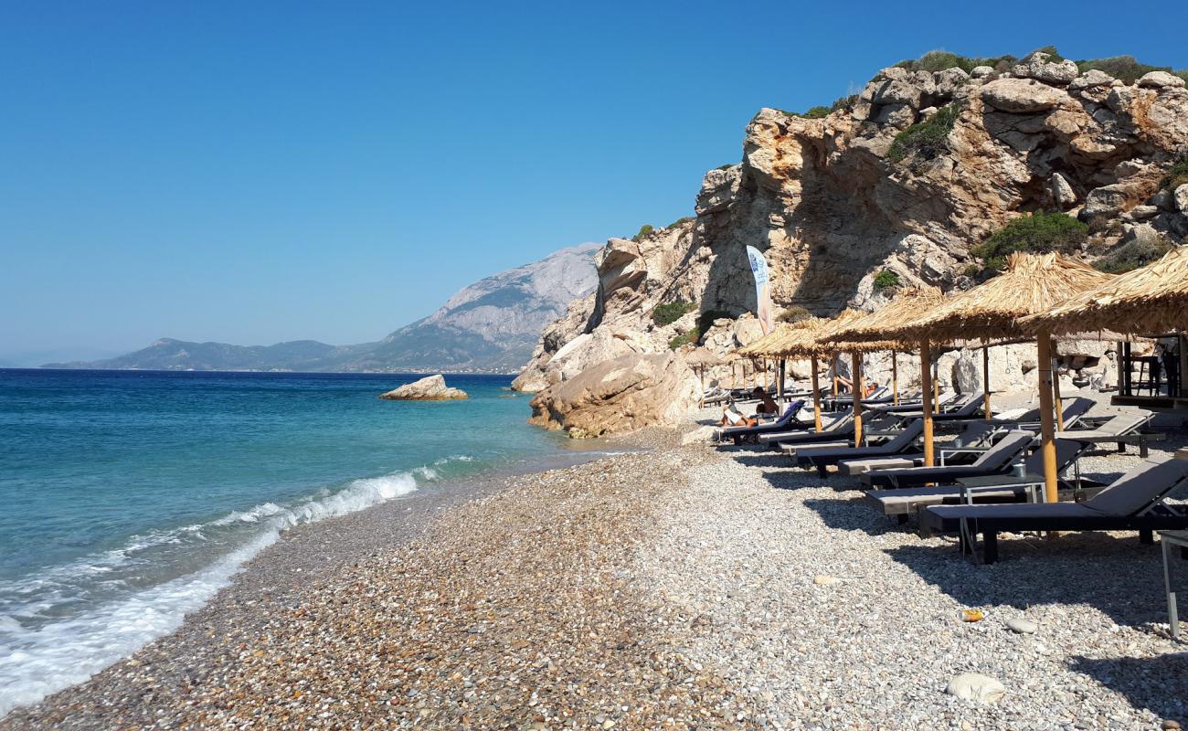 Photo de Plage de Kaladakia avec galets beige de surface