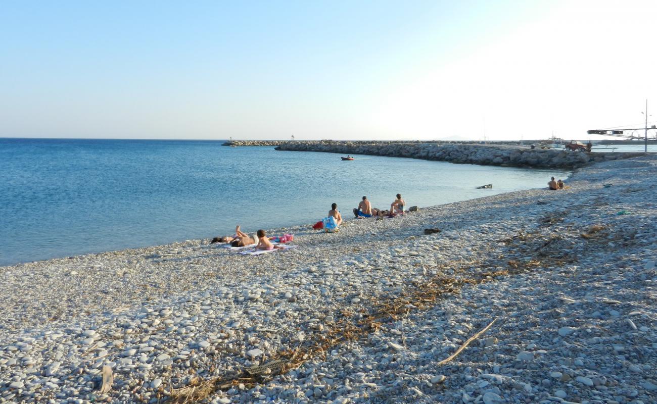 Photo de Ormos beach avec caillou clair de surface