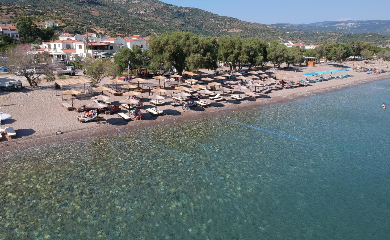 Photo de Votsalakia beach avec sable noir avec caillou de surface