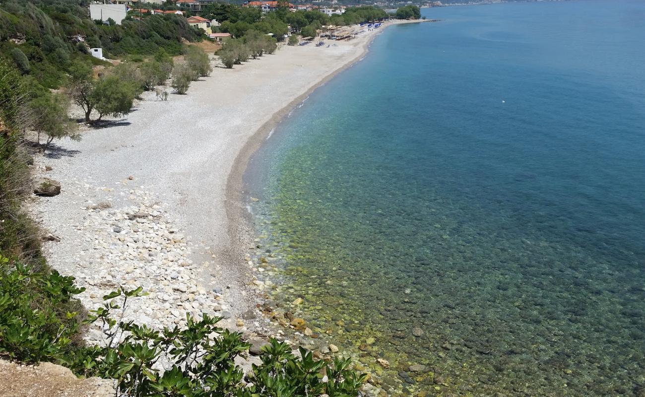 Photo de Paralia Votsalakia avec sable noir avec caillou de surface