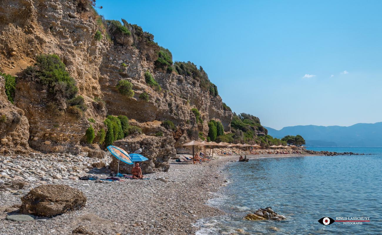 Photo de Fournaki beach avec caillou brun de surface