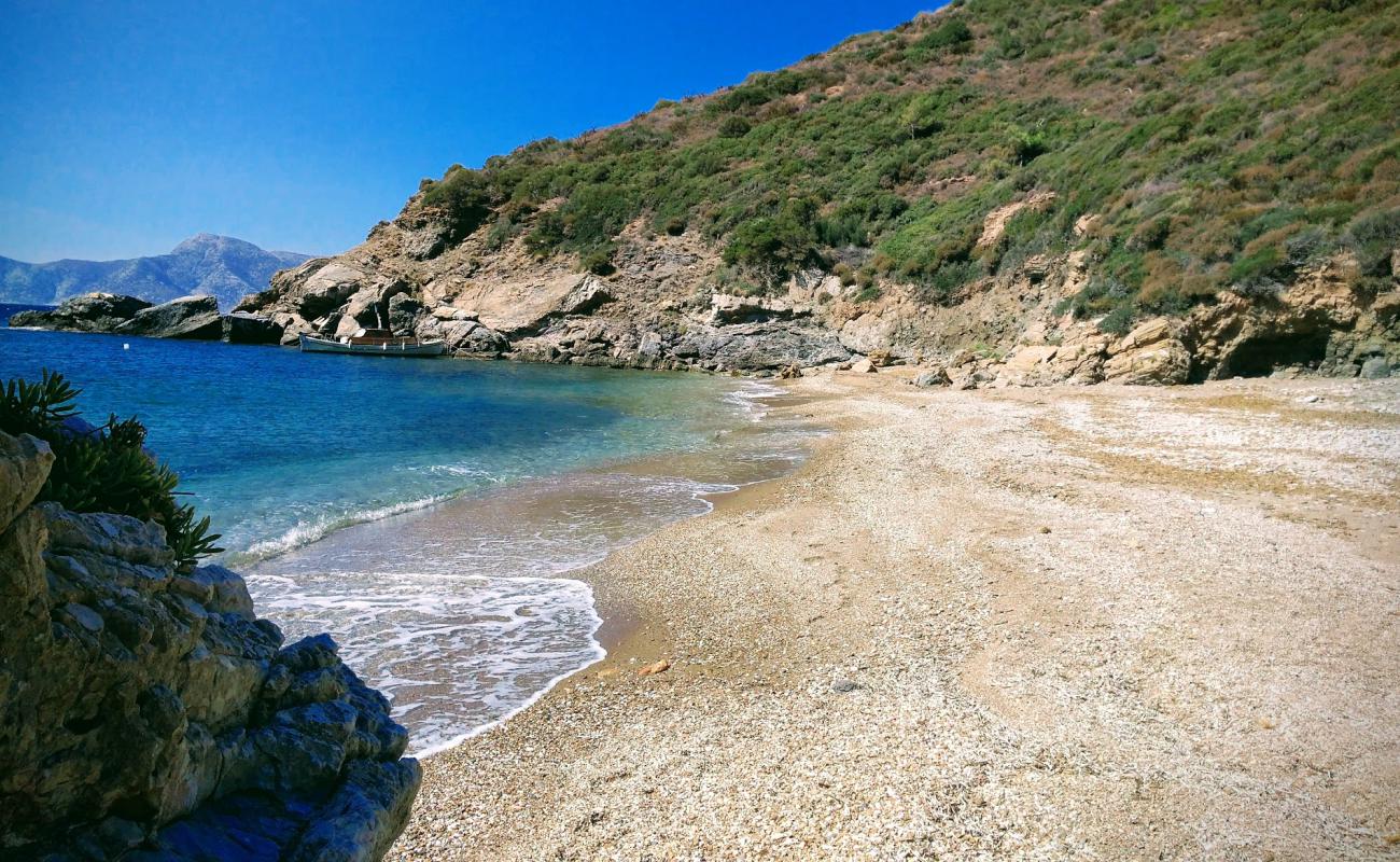 Photo de Klima beach avec sable clair avec caillou de surface