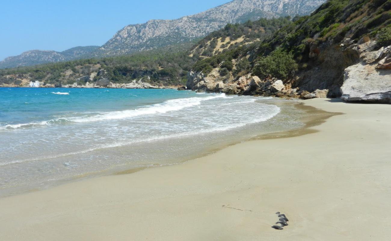 Photo de Kedros beach II avec sable lumineux de surface