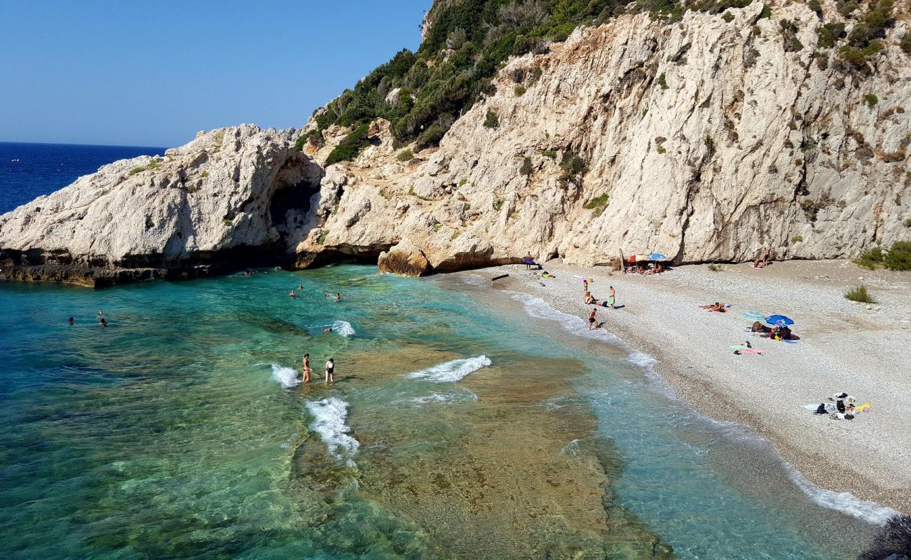 Photo de Mikro Seitani beach avec caillou fin clair de surface