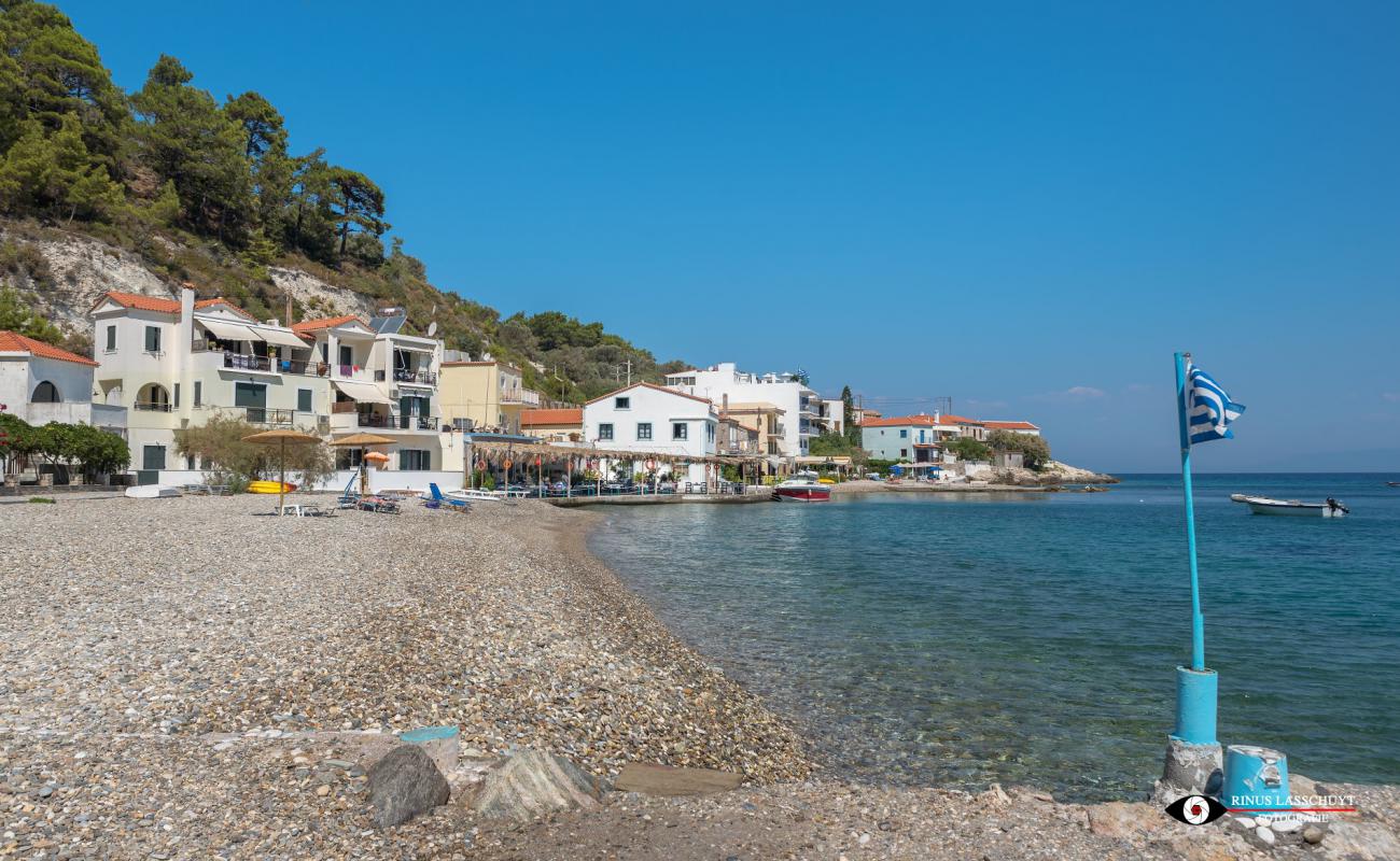 Photo de Avlakia beach III avec galets beige de surface