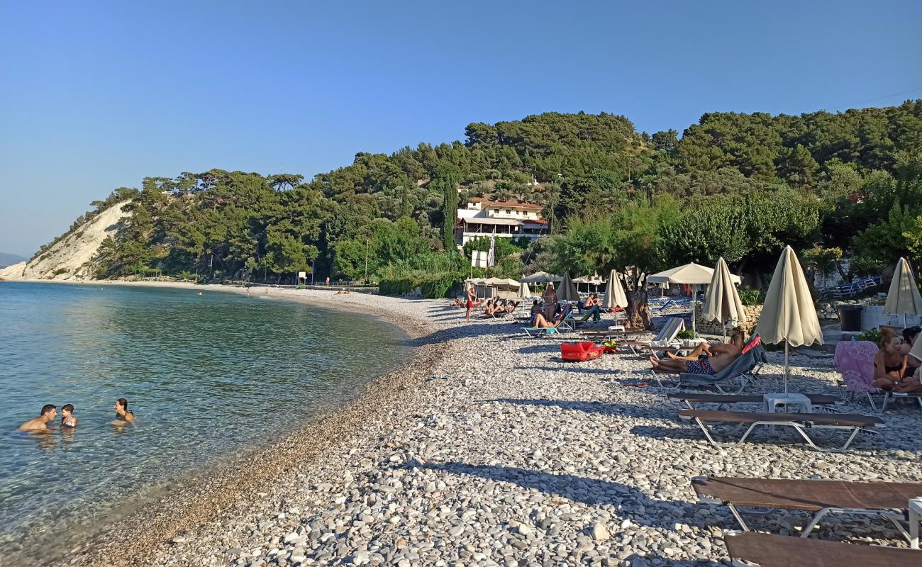 Photo de Paralia Tsamadou avec galets beige de surface