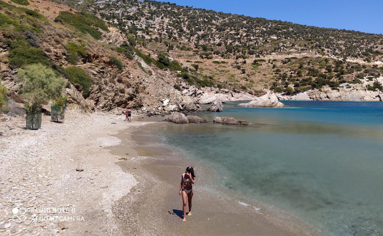Photo de Vlychada beach avec sable beige & galets de surface