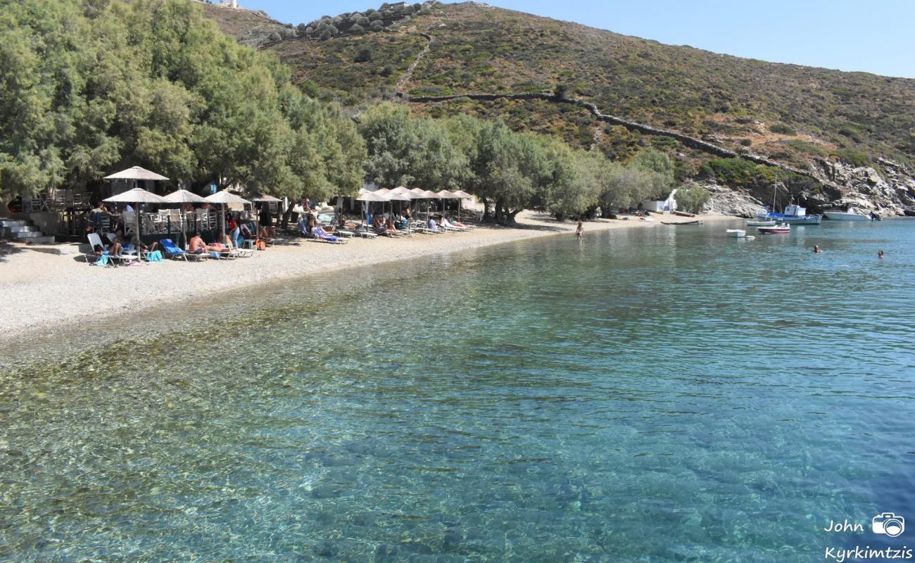 Photo de Kampi beach avec sable noir avec caillou de surface